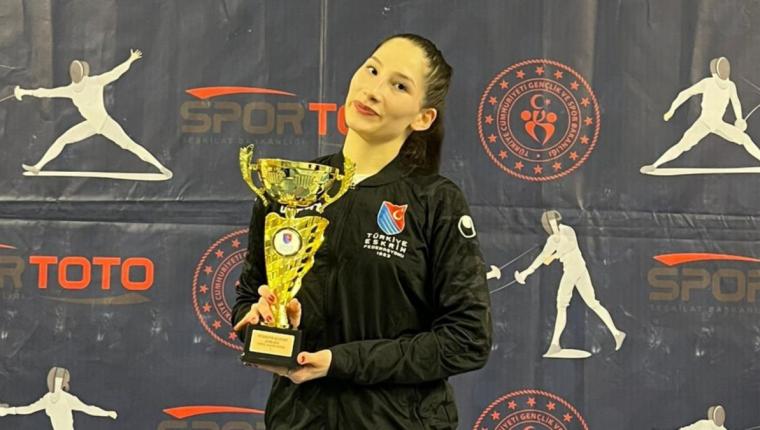 Adıyamanlı kılıç ustası Zehra Kerem Türkiye Şampiyonu oldu