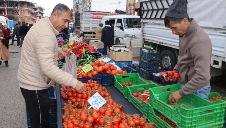 Pazarda ürünlerin fiyatı yükselişte: Vatandaşlar alım gücünden şikayetçi - Videolu Haber