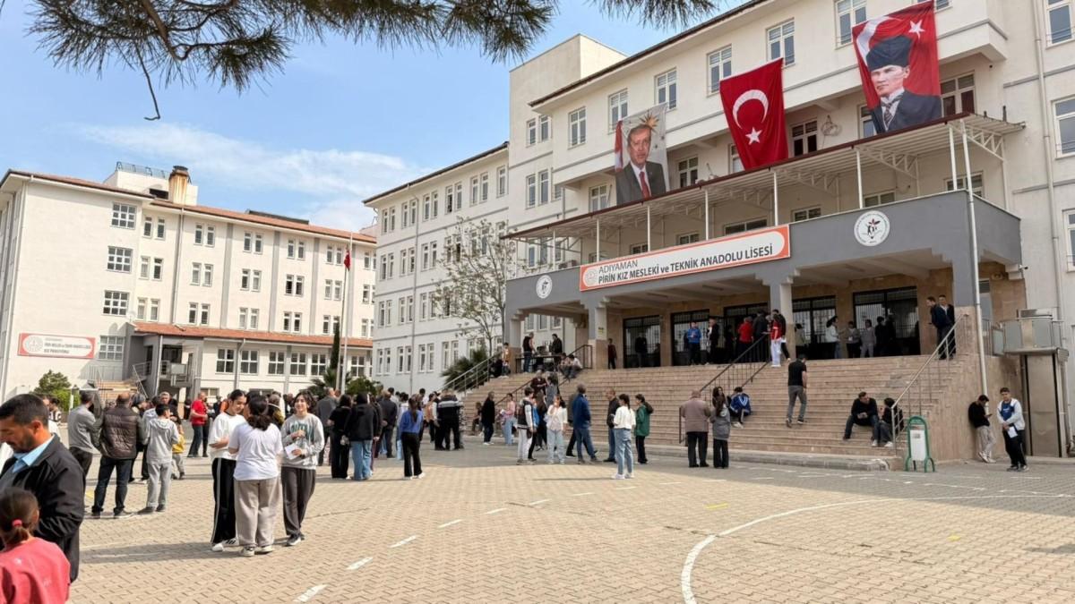 Adıyaman’da bursluluk sınavına yoğun katılım - Videolu Haber
