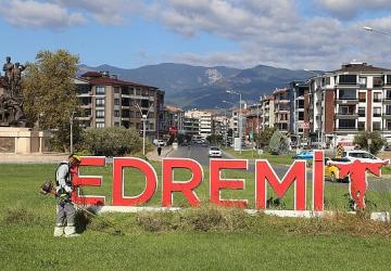 Park ve yeşil alanları ile nefes alan Edremit..
