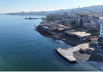 Bir dalga kırıcı set de Değirmendere sahiline