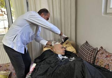 Engelli eşi için verilen evde bakım hizmeti, kadını gözyaşlarına boğdu - Videolu Haber