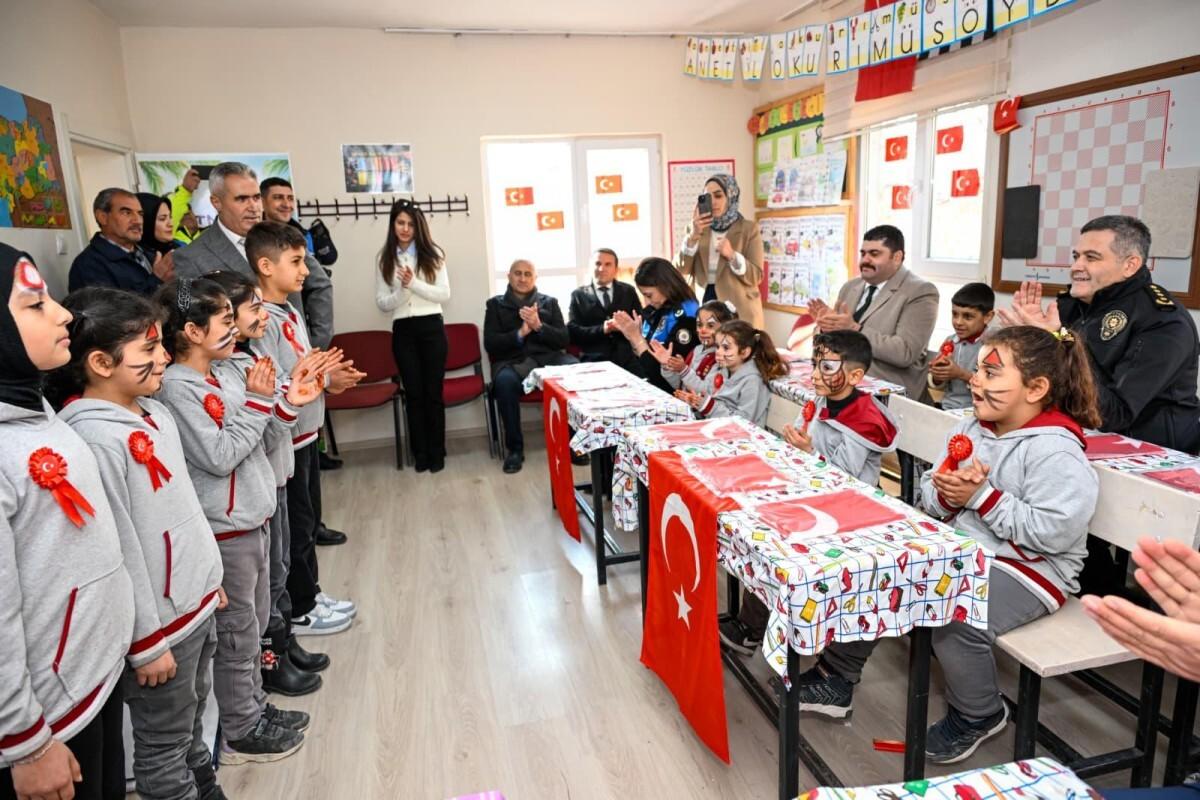 İl Emniyet Müdürü Kayhan AY’dan öğrencilere anlamlı ziyaret