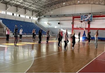 Narlıdere Belediyesi'nin açtığı aerobik kurslarına katılan kadınlar güne sağlıklı, enerjik ve zinde başlıyor