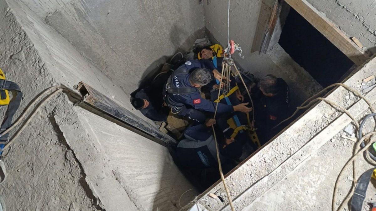 Adıyaman’da inşaat boşluğuna düşen işçiler kurtarıldı - Videolu Haber