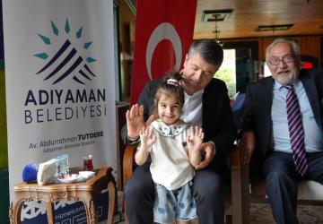 Başkan Tutdere vatandaşlarla bayramlaştı: Çocuklardan yoğun ilgi - Videolu Haber