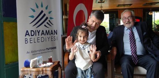 Başkan Tutdere vatandaşlarla bayramlaştı: Çocuklardan yoğun ilgi - Videolu Haber