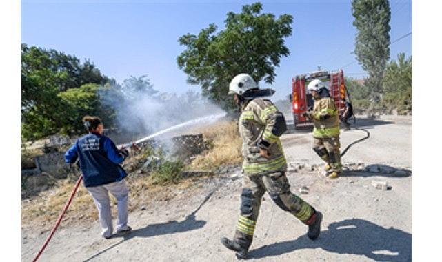 Büyükşehir'in köylere dağıttığı tankerler ormanları kurtarıyor