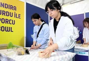 Makarnalarını yapıp kahvelerini pişirdiler