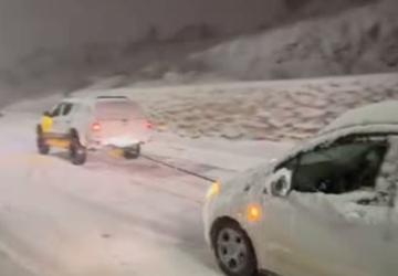 Perre Off-Road Kulübü sahada: Karda mahsur kalan onlarca araç kurtarıldı - Videolu Haber