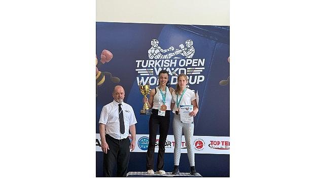 Bağcılar Belediyesi personeli Emine Arslan, Kick Boks Dünya Kupası Şampiyonu oldu