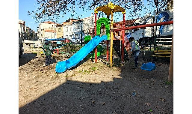 Ayvalık'ta Park ve Bahçeler Ekiplerinden 7/24 Yoğun Mesai