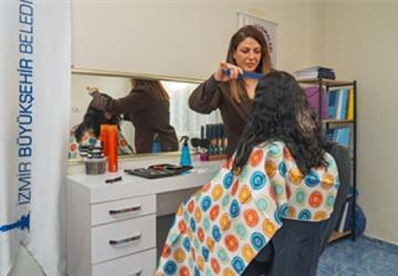 “Güçlenme Durakları" ile kadınlara hem kuaförlük hizmeti hem hak temelli eğitimler veriliyor