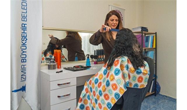 “Güçlenme Durakları" ile kadınlara hem kuaförlük hizmeti hem hak temelli eğitimler veriliyor