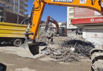 Kahta’da yıkım molozları, esnafı mağdur ediyor