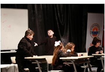 Çocuk Şenlikleri "Okulda Sıradan Bir Gün" Gösterisi İle Başladı