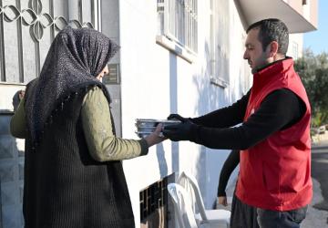 Mersin Büyükşehir Ramazan’da İhtiyaç Sahiplerinin Yanında
