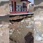 Adıyaman’da yapımı süren köy evlerindeki toprak kayması cep telefonu kamerasına yansıdı - Videolu Haber