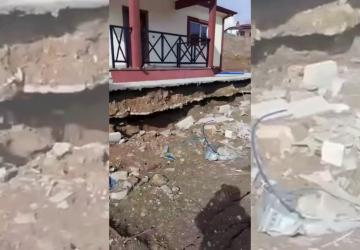 Adıyaman’da yapımı süren köy evlerindeki toprak kayması cep telefonu kamerasına yansıdı - Videolu Haber