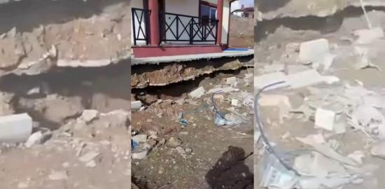 Adıyaman’da yapımı süren köy evlerindeki toprak kayması cep telefonu kamerasına yansıdı - Videolu Haber