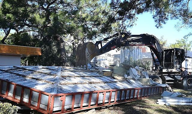 Kemer'de kaçak yapıların yıkımı sürüyor