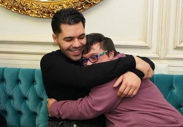 Sanatçı Emir Can İğrek, Üsküdar Tebessüm Kahvesi'ni Ziyaret Etti