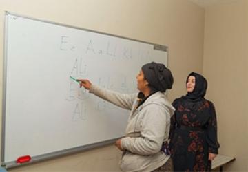 “Emojilerle konuşuyorduk, şimdi okuma yazma öğreniyoruz"