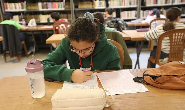 Efes Selçuk Belediyesi'nden Sınav Yolundaki Öğrencilere Destek