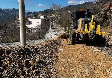 Alanya'da Büyükşehir'in yol mesaisi sürüyor