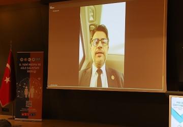 Sofraya bir tabak da telefonlar için…