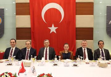 Başkan Vekili Özdemir iş dünyası ile iftarda bir araya geldi