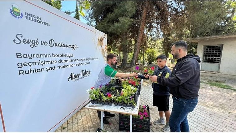 İnegöl Belediyesi Bayram Öncesi Mezarlıklarda Çiçek Dağıttı