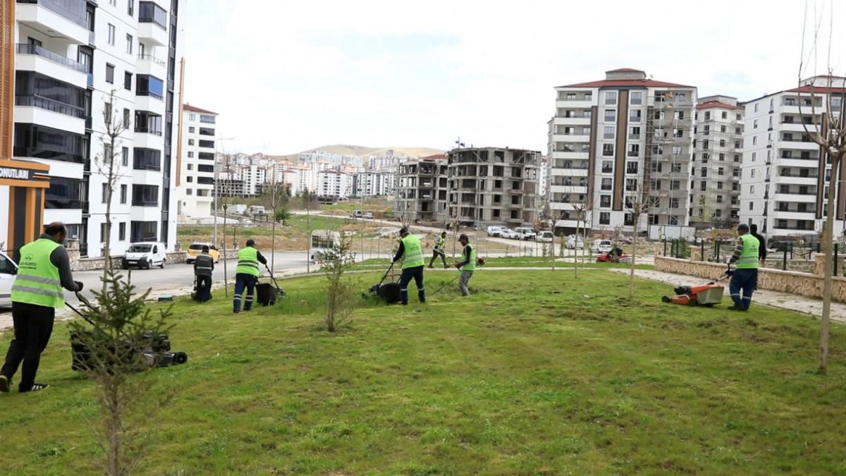 Elazığ Belediyesi, kent genelinde dikim ve bakım çalışmalarını sürdürüyor