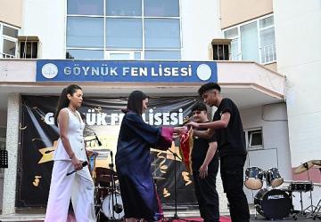 Öğrencilerin mezuniyet sevinci