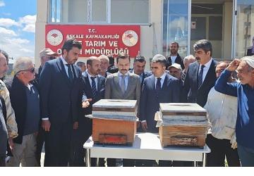 Akfen Yenilenebilir Enerji'den Dünya Arı Günü Kapsamında Aşkale'de Üreticilere Yüzde 70 Hibeli Arılı Kovan Desteği