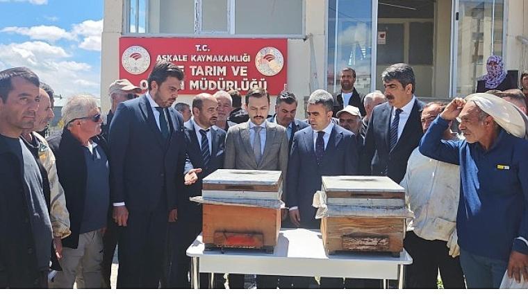 Akfen Yenilenebilir Enerji'den Dünya Arı Günü Kapsamında Aşkale'de Üreticilere Yüzde 70 Hibeli Arılı Kovan Desteği