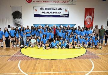 Kemer Belediyesi çocukları ve gençleri sporla buluşturuyor
