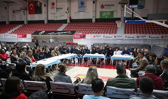 Aliağa Belediyesi Personeli Başkanları İçin Salon Kapattı