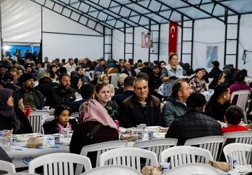 Bergama'da Yıllar Sonra Bir İlk: Cumhuriyet Meydanı'nda Ramazan Boyunca İftar Sofrası