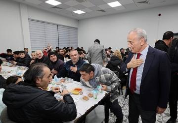 Küçükçekmeceliler, İftar Sofralarında Bereketi Paylaşıyor