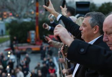 Özgür Özel'den ‘Keşke duruşmalar canlı yayınlanabilseydi’ diyen MHP'li Feti Yıldız'a yanıt: ‘Düzenlemeyi Getirin’