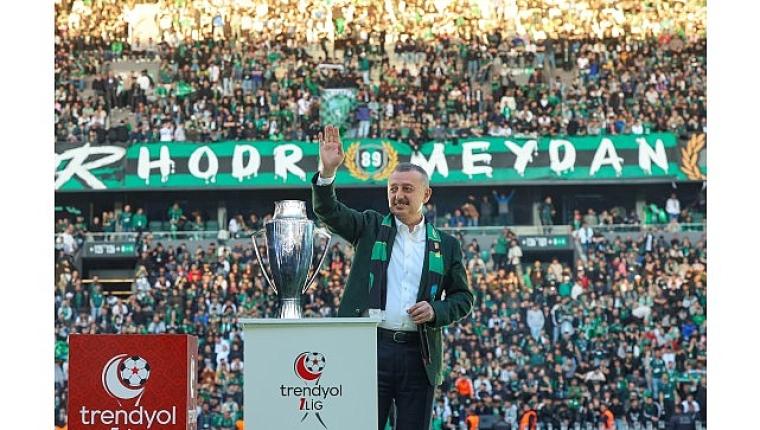 Başkan Büyükakın'dan 3 puana 3'lü kutlama!