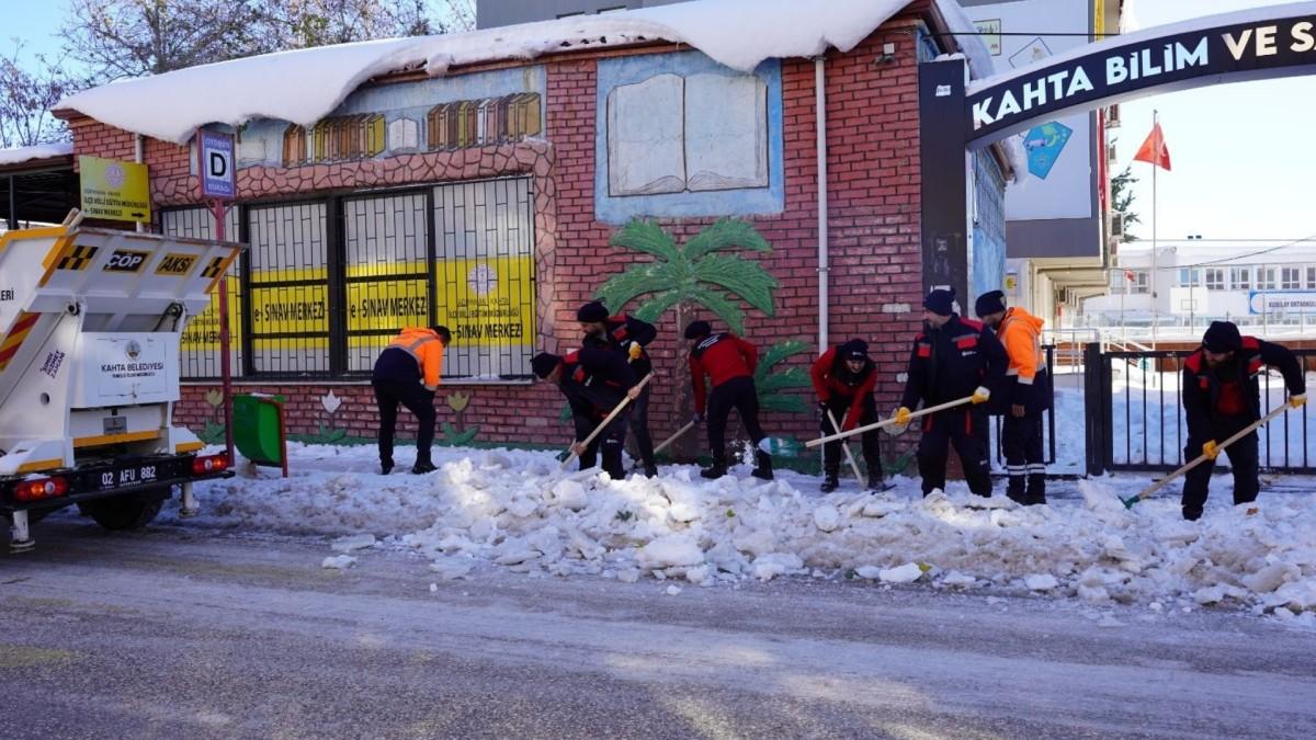 Kahta’da ulaşım için karla mücadele çalışmaları sürüyor