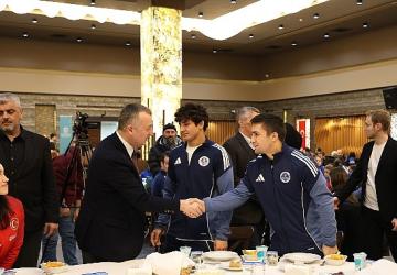 Büyükakın başarılı sporcularla iftar yaptı