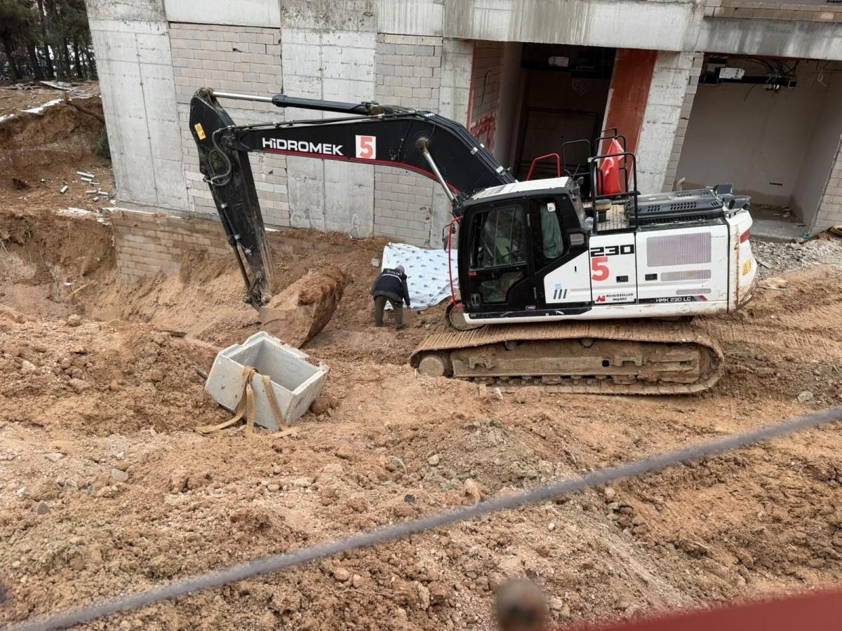 Adıyaman’da İş makinesiyle duvar arasına sıkışan işçi hayatını kaybetti