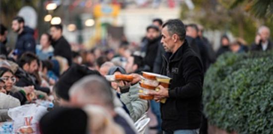 Büyükşehir iftar sofrasını bu kez Karşıyaka'da kurdu