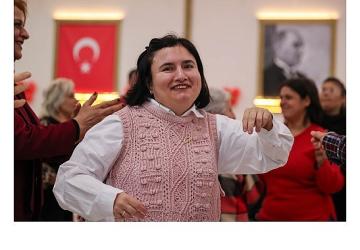 Buca Belediyesi'nden engel tanımayan yeni yıl kutlaması