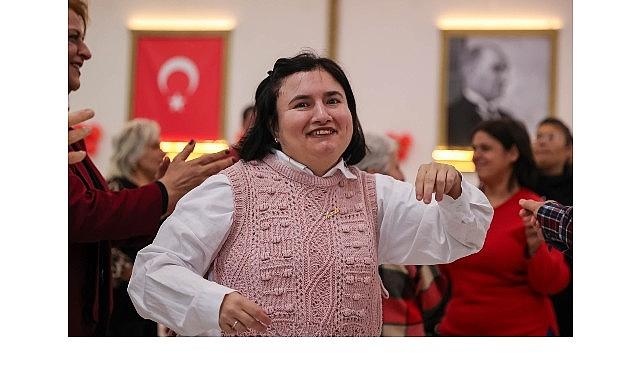 Buca Belediyesi'nden engel tanımayan yeni yıl kutlaması