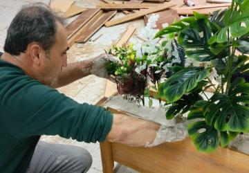 Atık malzemelerle okulu güzelleştiriyor: Samsat’ta temizlik görevlisinden örnek dönüşüm çalışması