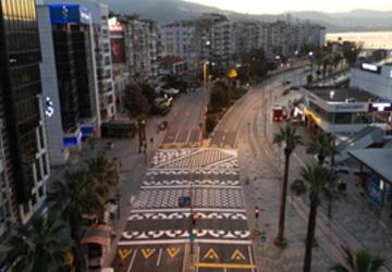 Karşıyaka Yalı Bulvarı'na yükseltilmiş ve desenli yaya platformu